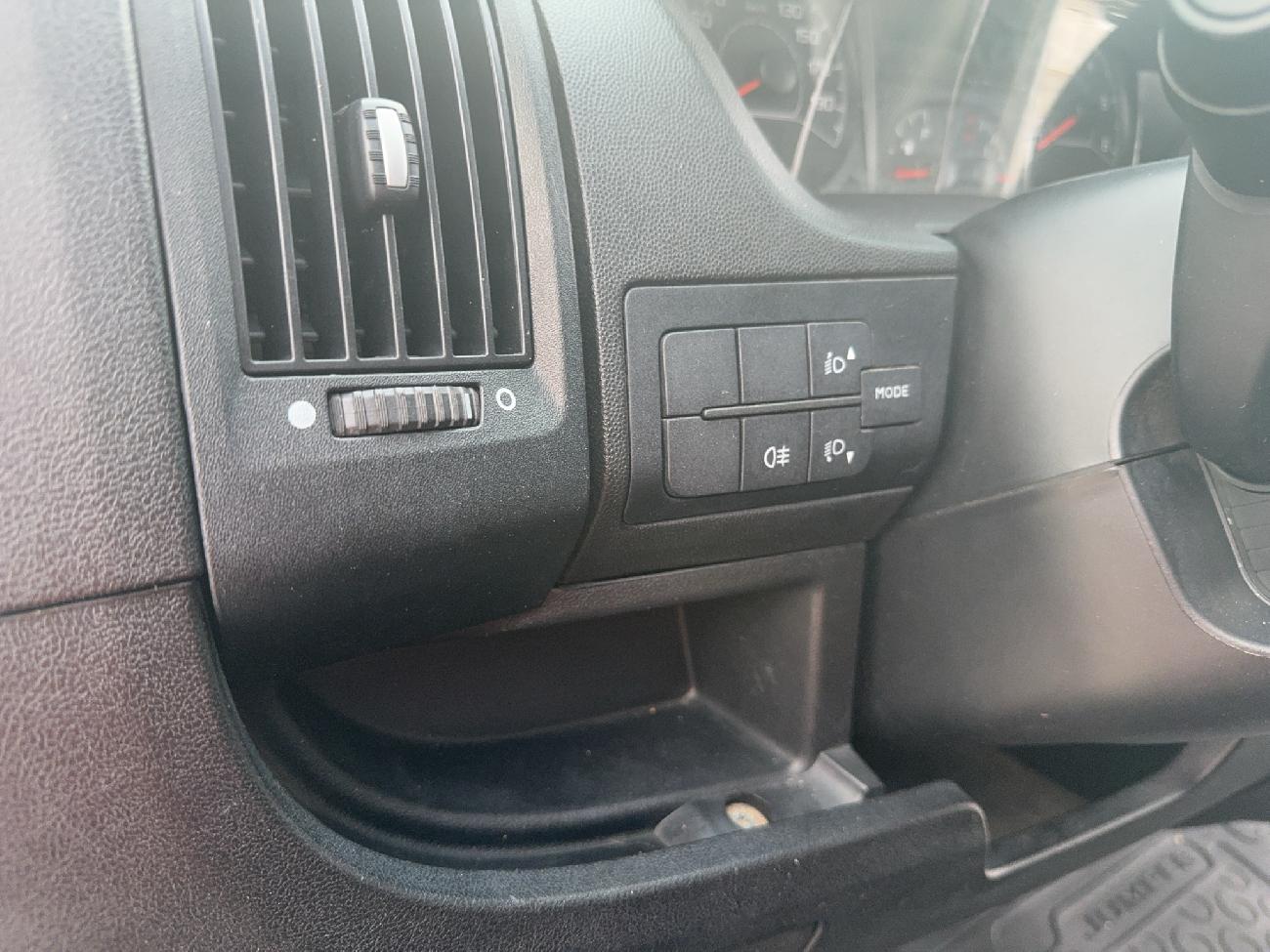 2018 Citroën Jumper Jumper BlueHDi 96KW (130CV) Furgón 35L3H2 coche de segunda mano