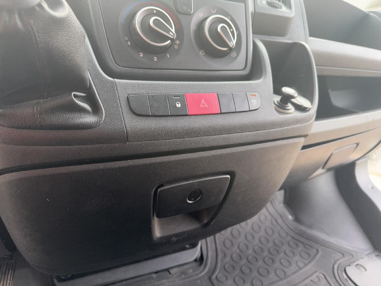 2018 Citroën Jumper Jumper BlueHDi 96KW (130CV) Furgón 35L3H2 coche de segunda mano