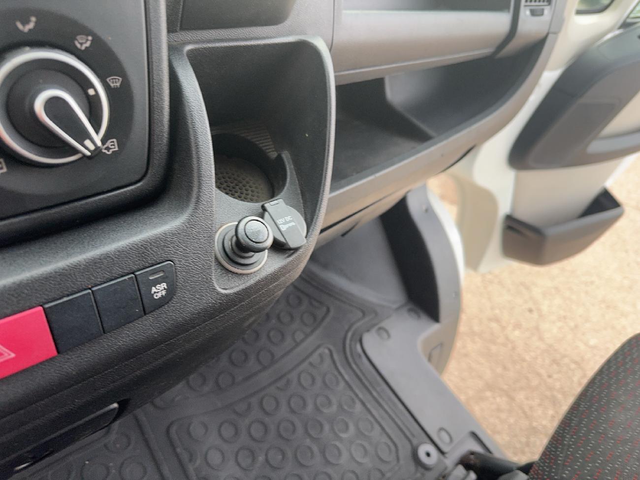 2018 Citroën Jumper Jumper BlueHDi 96KW (130CV) Furgón 35L3H2 coche de segunda mano
