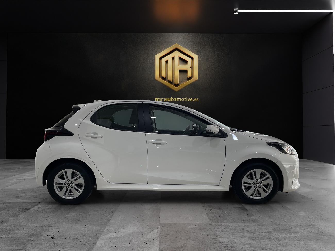 2024 Toyota Yaris Yaris 1.5 120H Business Plus coche de segunda mano
