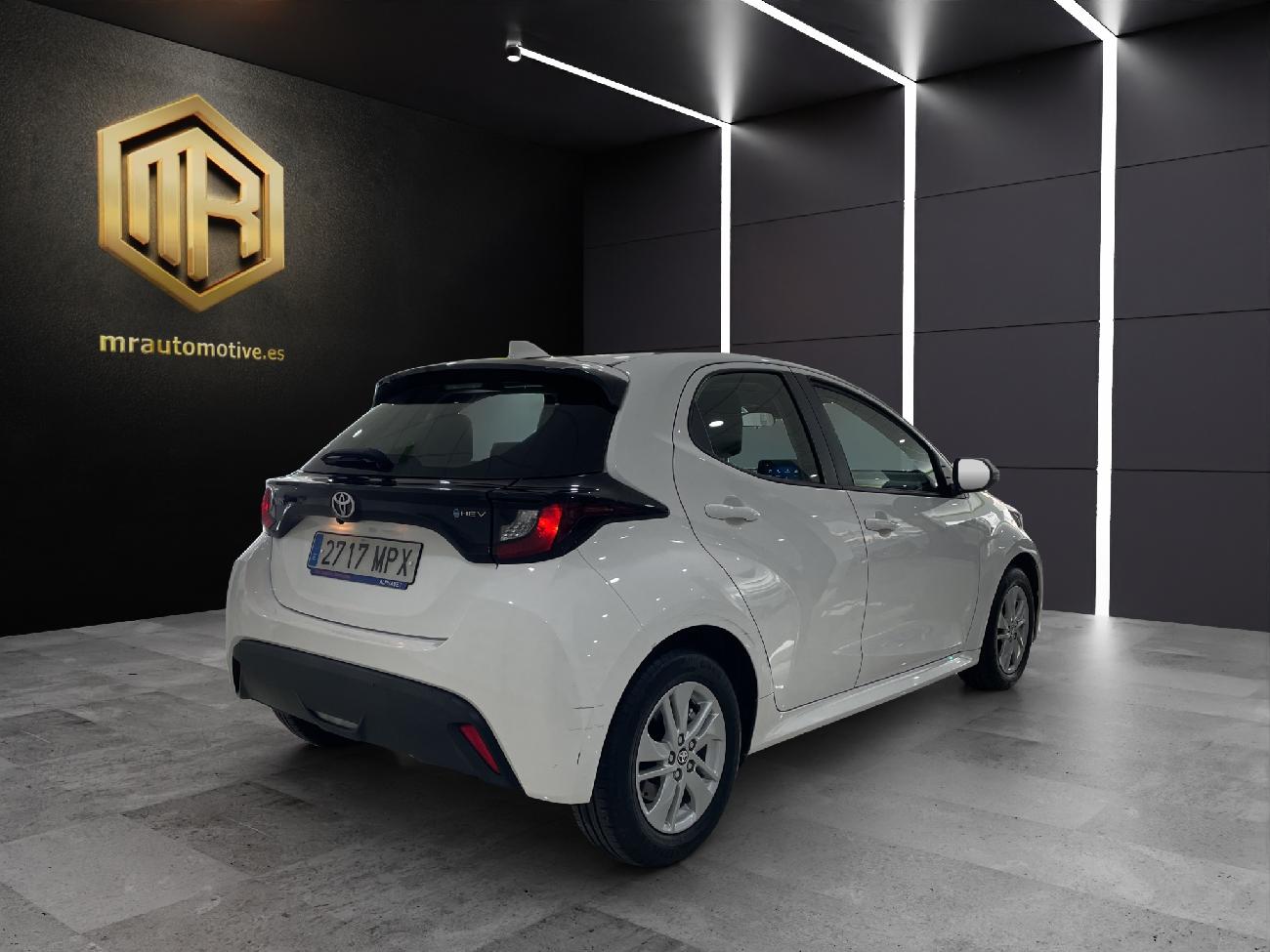 2024 Toyota Yaris Yaris 1.5 120H Business Plus coche de segunda mano