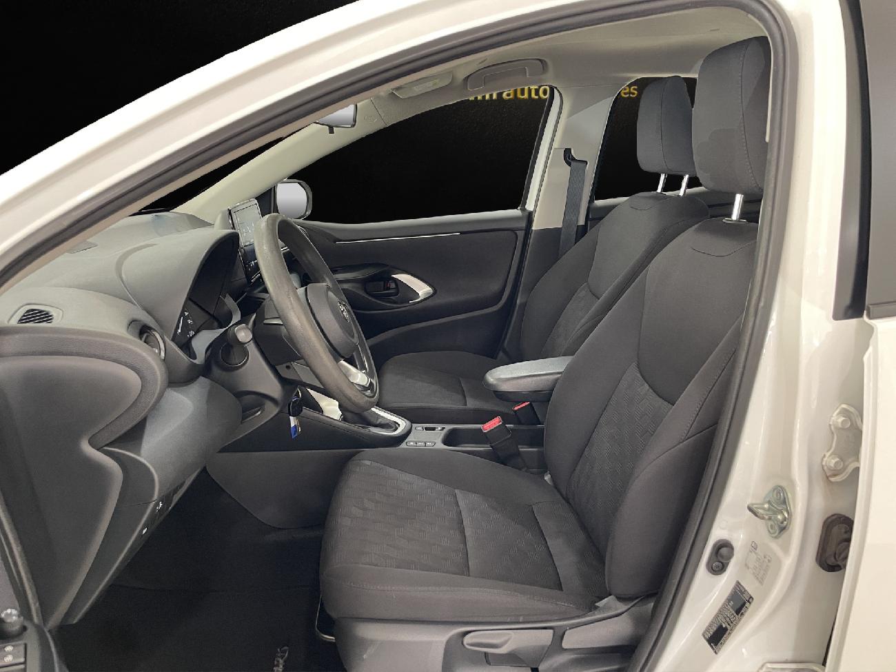 2024 Toyota Yaris Yaris 1.5 120H Business Plus coche de segunda mano