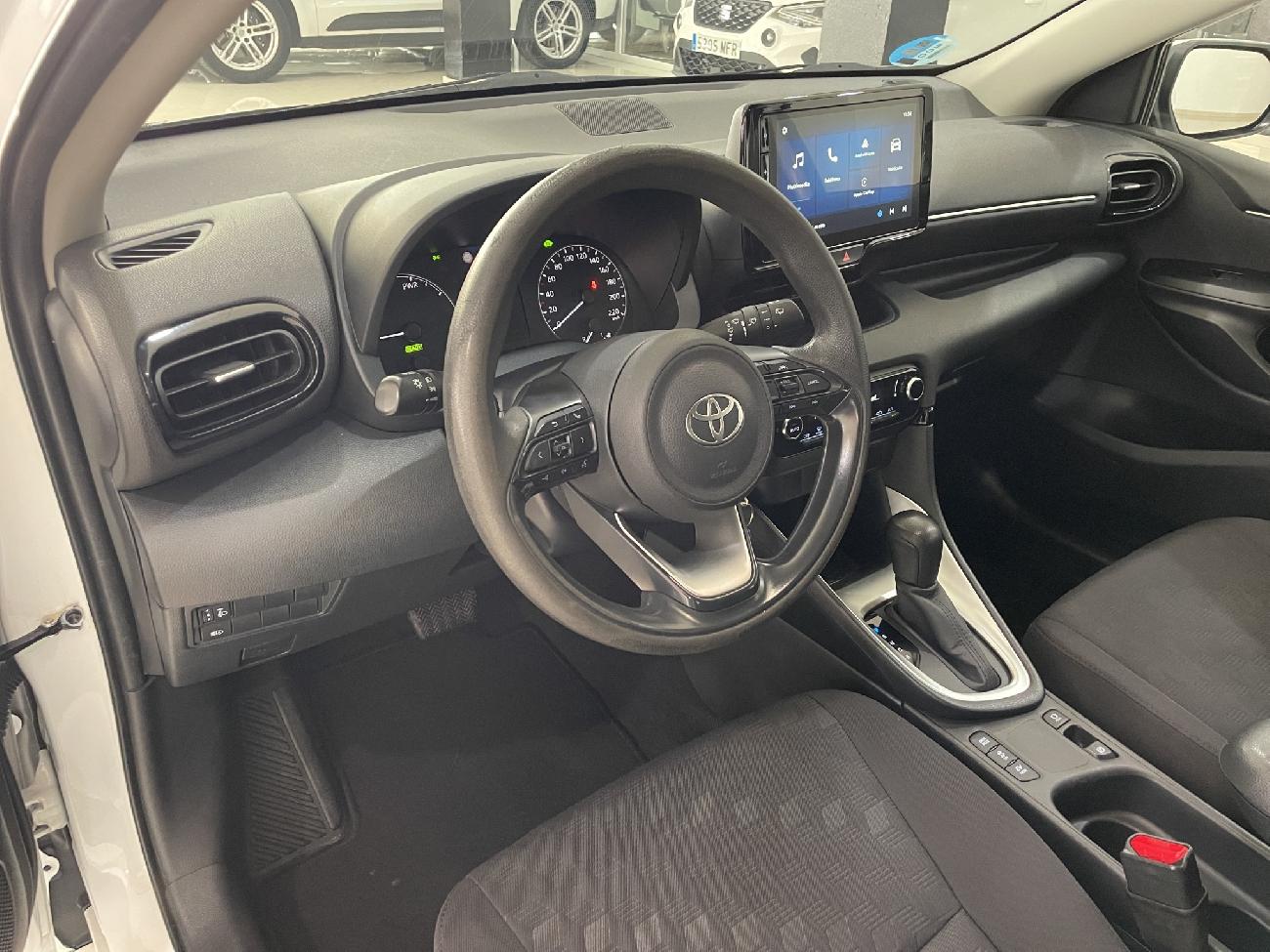 2024 Toyota Yaris Yaris 1.5 120H Business Plus coche de segunda mano