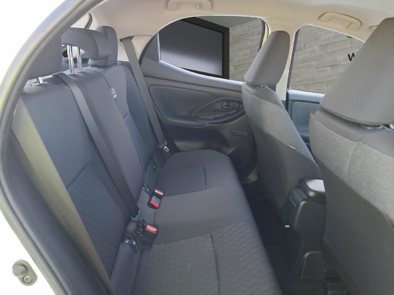 2022 Toyota Yaris Yaris 1.5 120H Business Plus coche de segunda mano