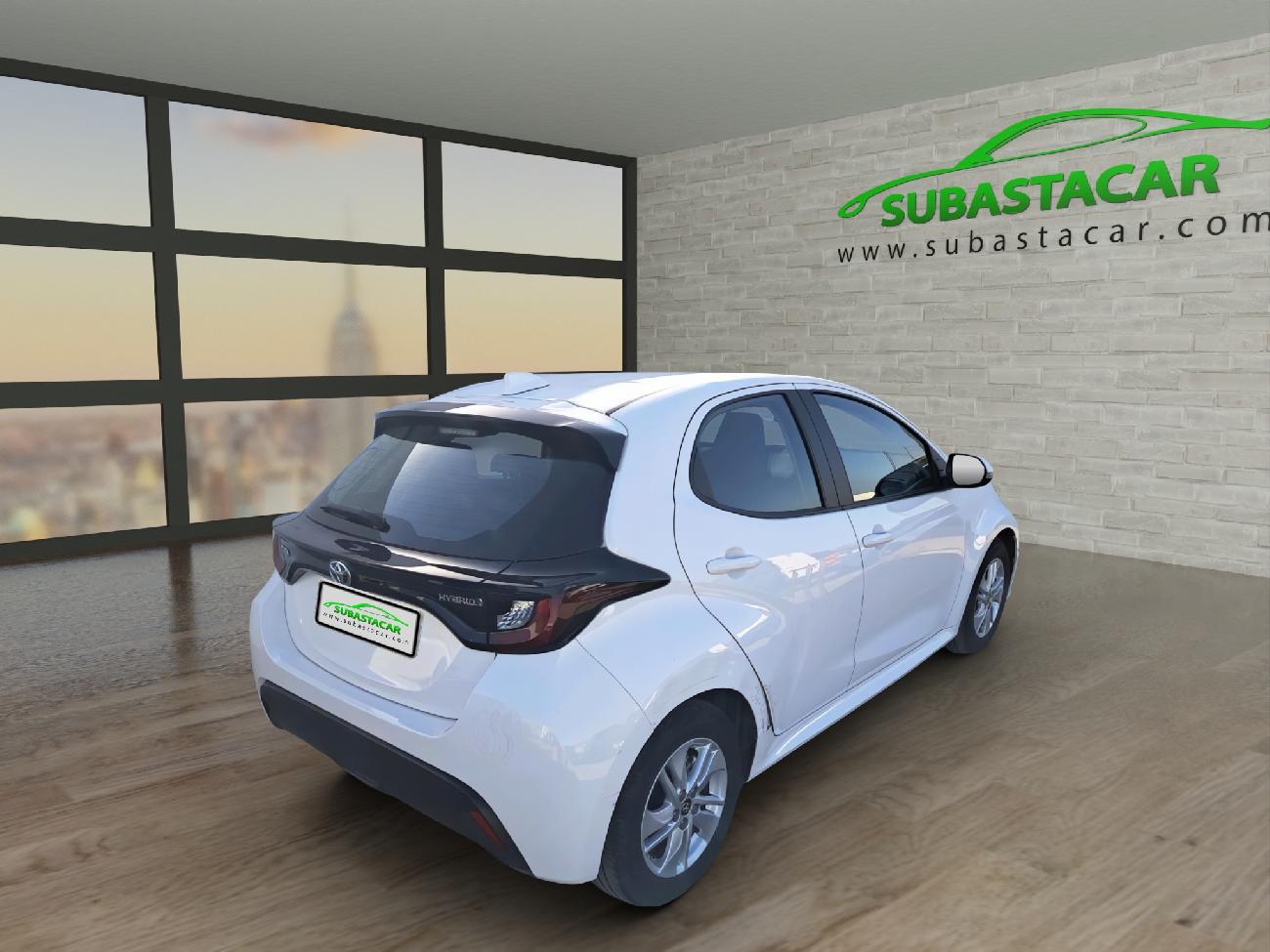 2022 Toyota Yaris Yaris 1.5 120H Business Plus coche de segunda mano