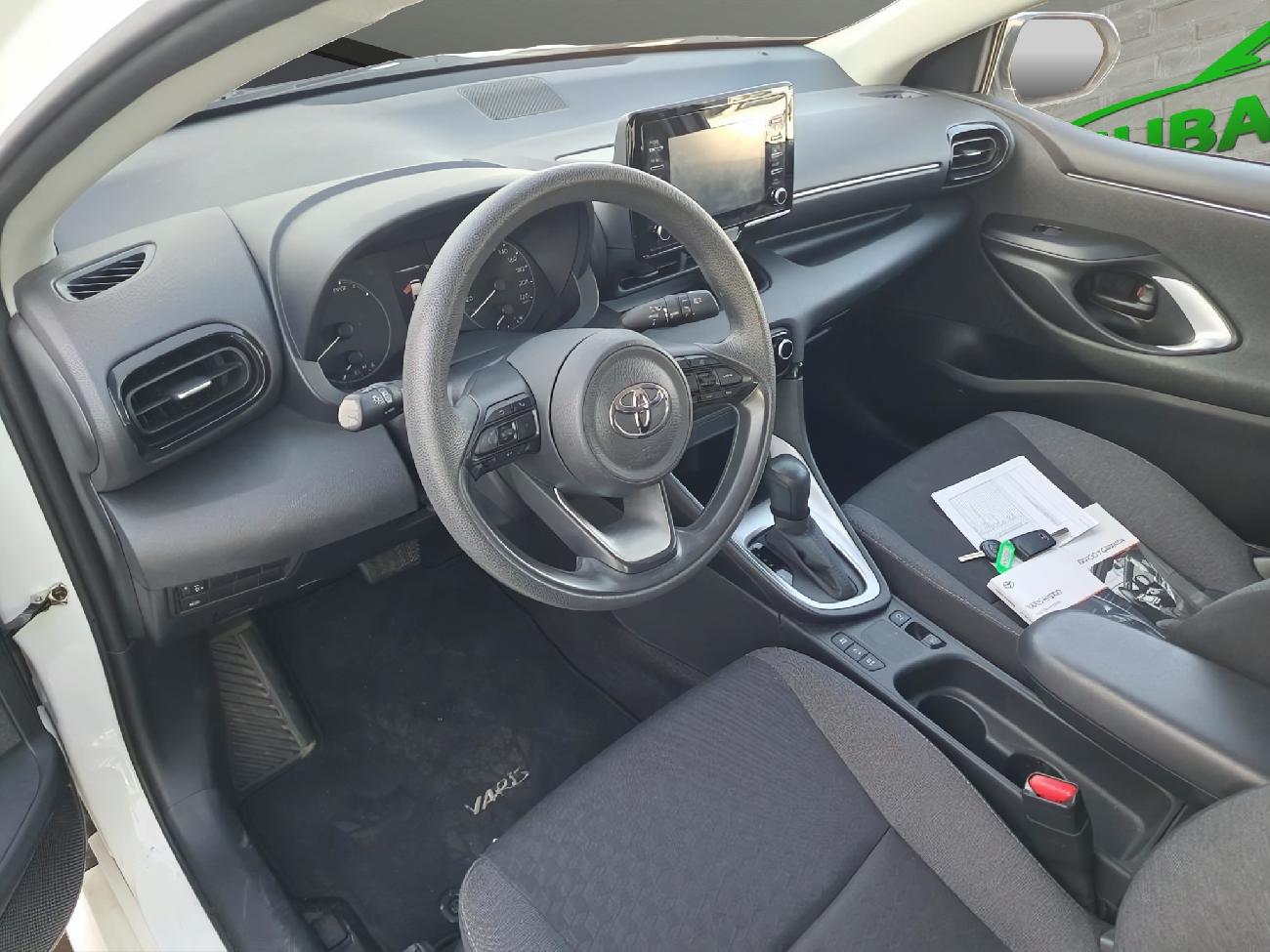 2022 Toyota Yaris Yaris 1.5 120H Business Plus coche de segunda mano