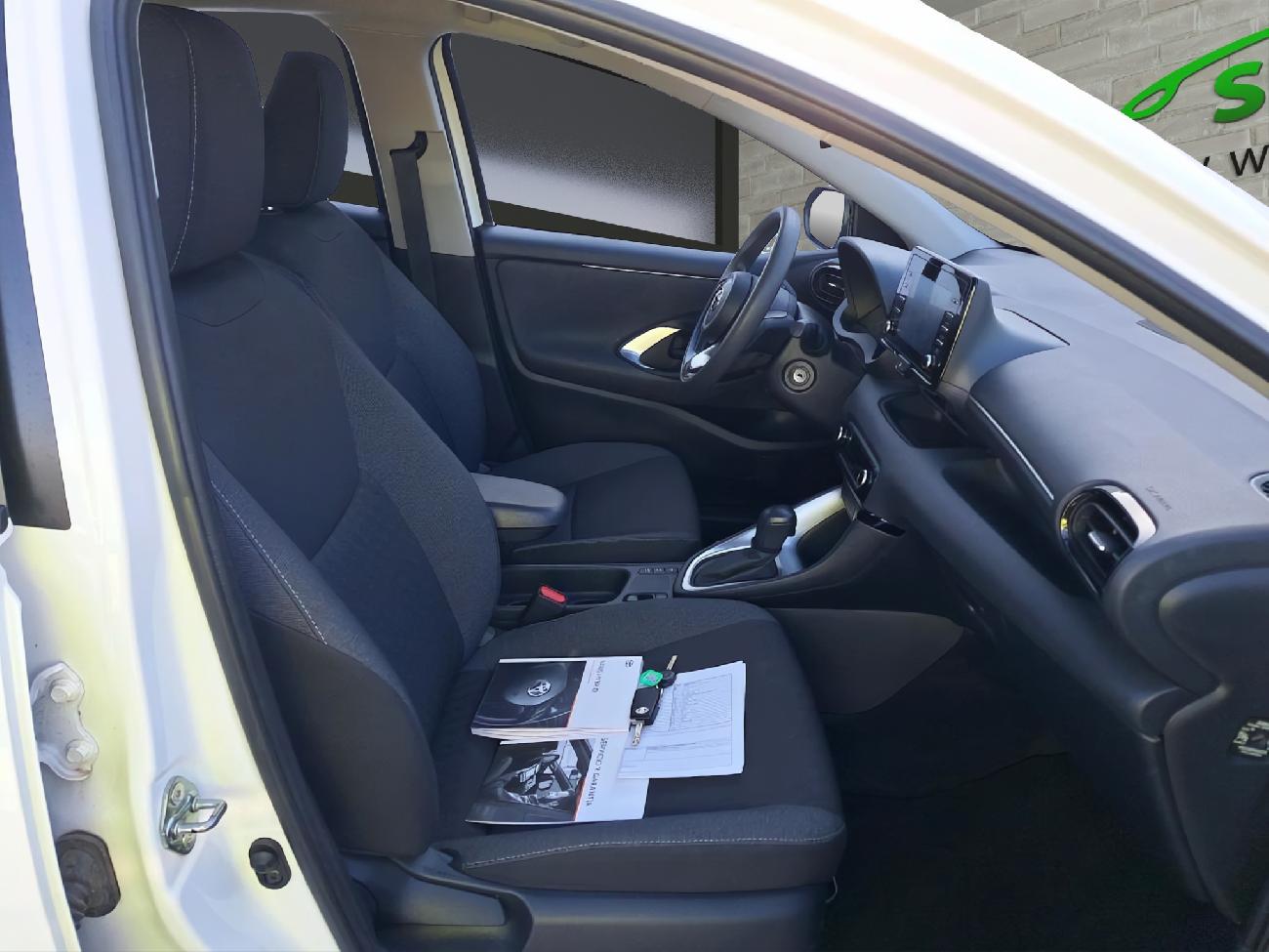 2022 Toyota Yaris Yaris 1.5 120H Business Plus coche de segunda mano