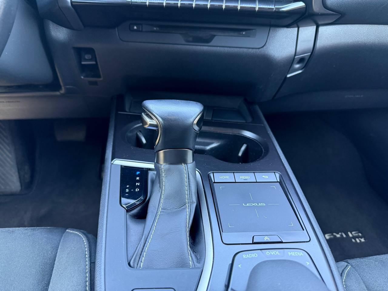 2022 Lexus UX UX 2.0 250h Business coche de segunda mano
