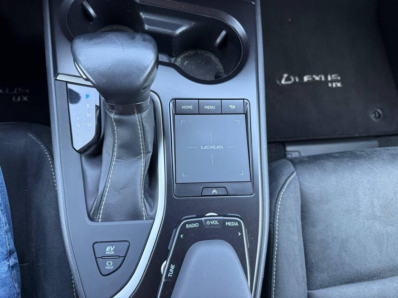 2022 Lexus UX UX 2.0 250h Business coche de segunda mano