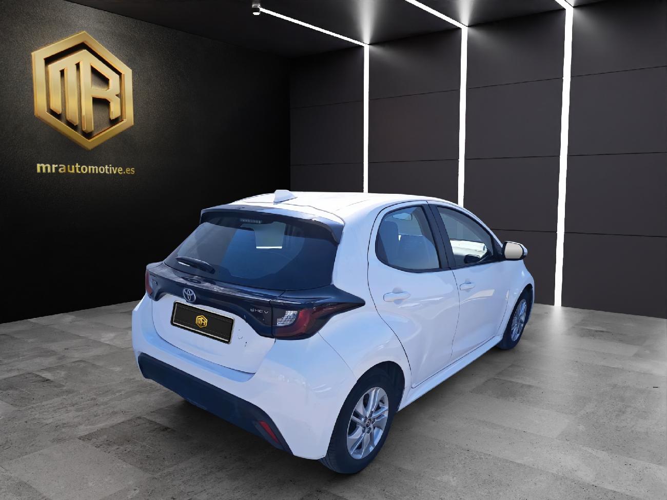 2024 Toyota Yaris Yaris 1.5 120H Business Plus coche de segunda mano