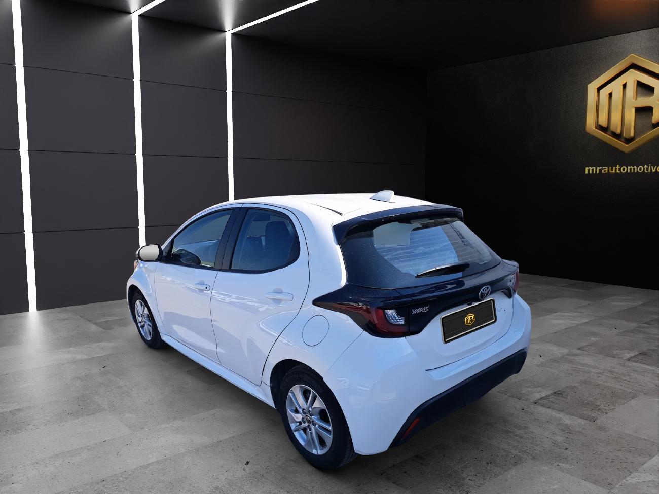 2024 Toyota Yaris Yaris 1.5 120H Business Plus coche de segunda mano