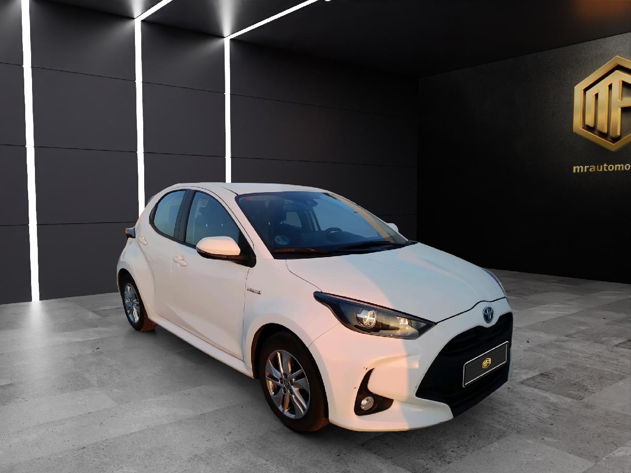 2021 Toyota Yaris Yaris 1.5 120H Business Plus coche de segunda mano