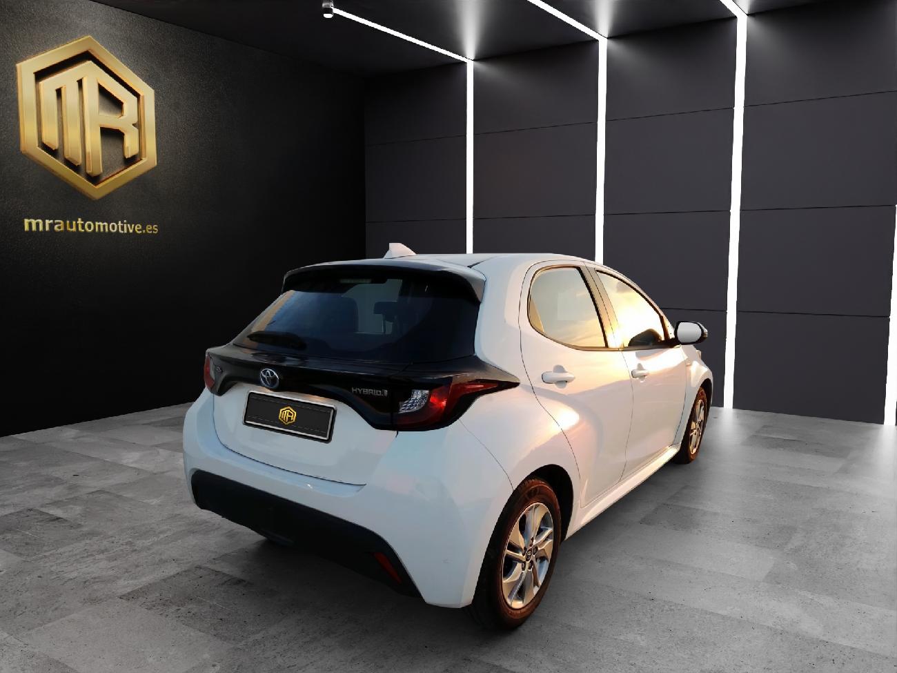 2021 Toyota Yaris Yaris 1.5 120H Business Plus coche de segunda mano