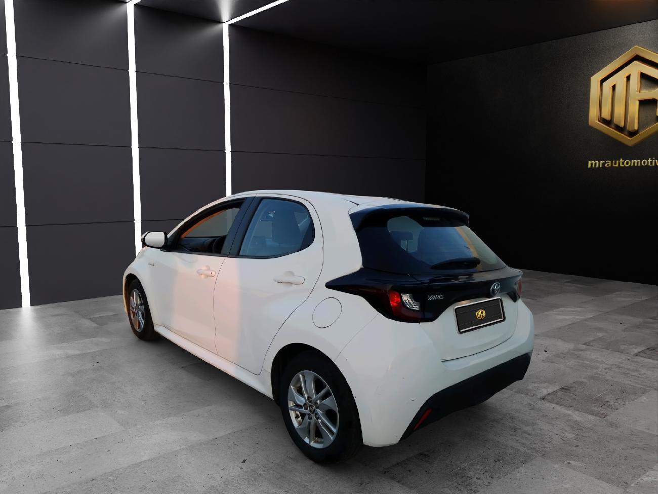 2021 Toyota Yaris Yaris 1.5 120H Business Plus coche de segunda mano