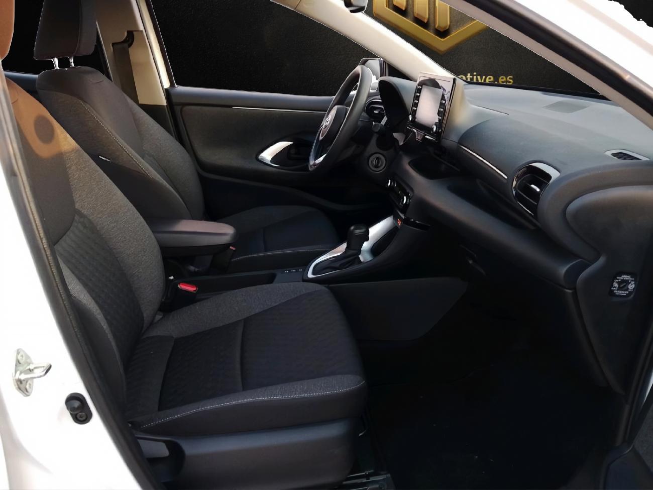 2021 Toyota Yaris Yaris 1.5 120H Business Plus coche de segunda mano