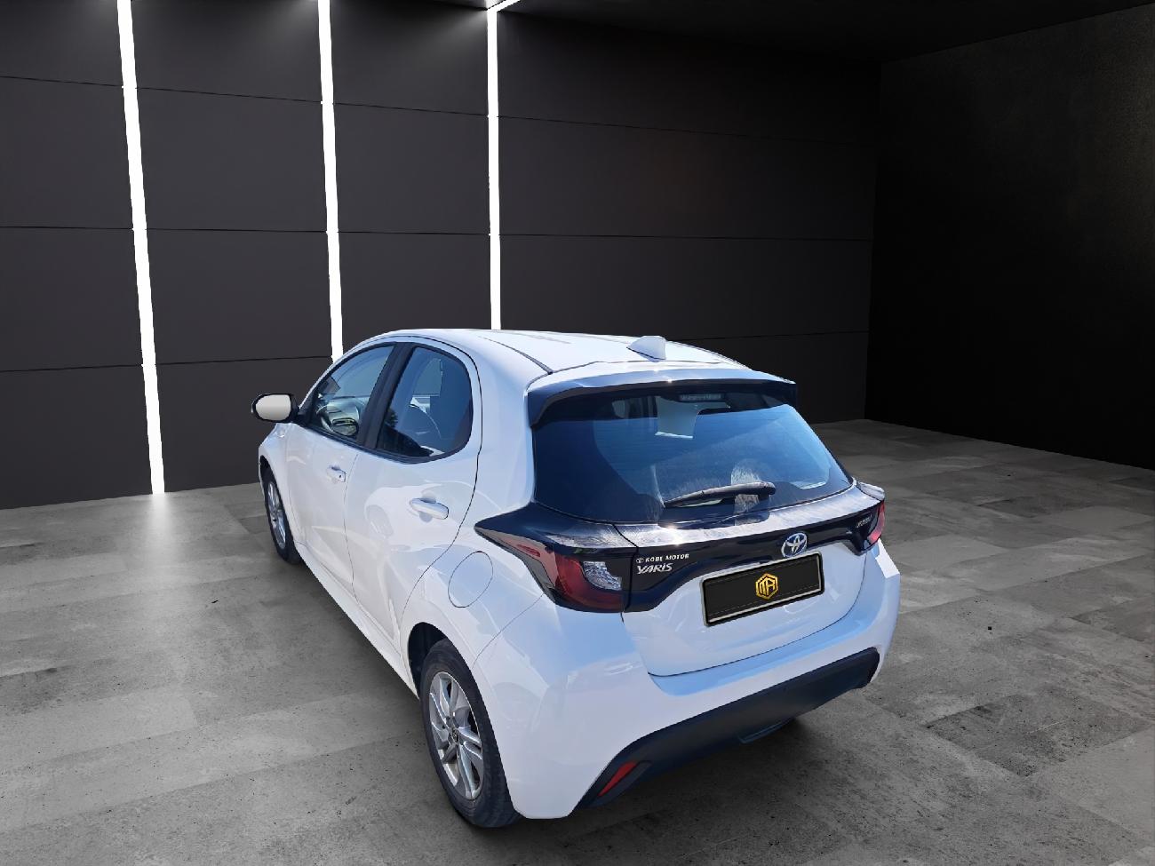 2022 Toyota Yaris Yaris 1.5 120H Business Plus coche de segunda mano