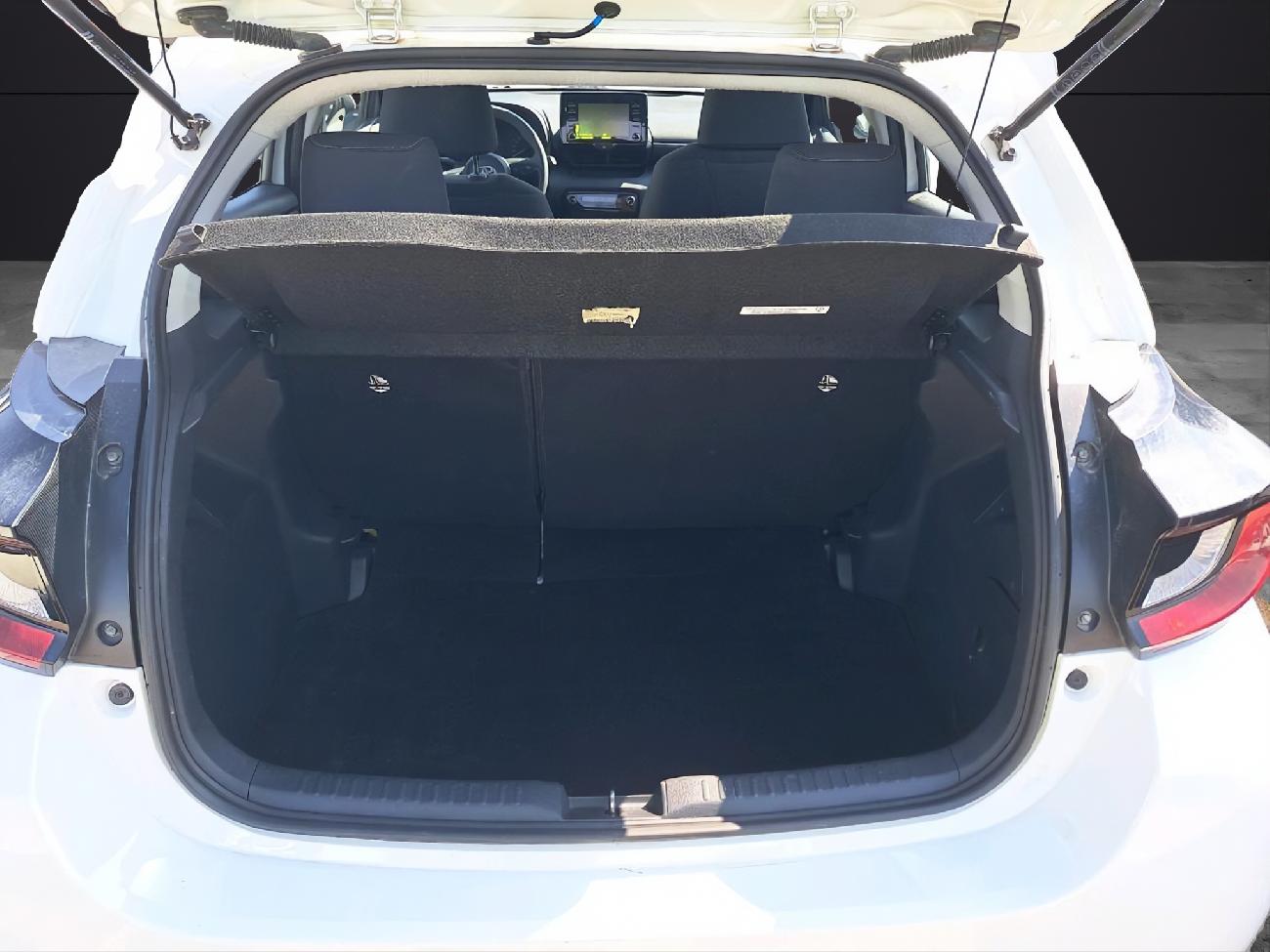 2022 Toyota Yaris Yaris 1.5 120H Business Plus coche de segunda mano