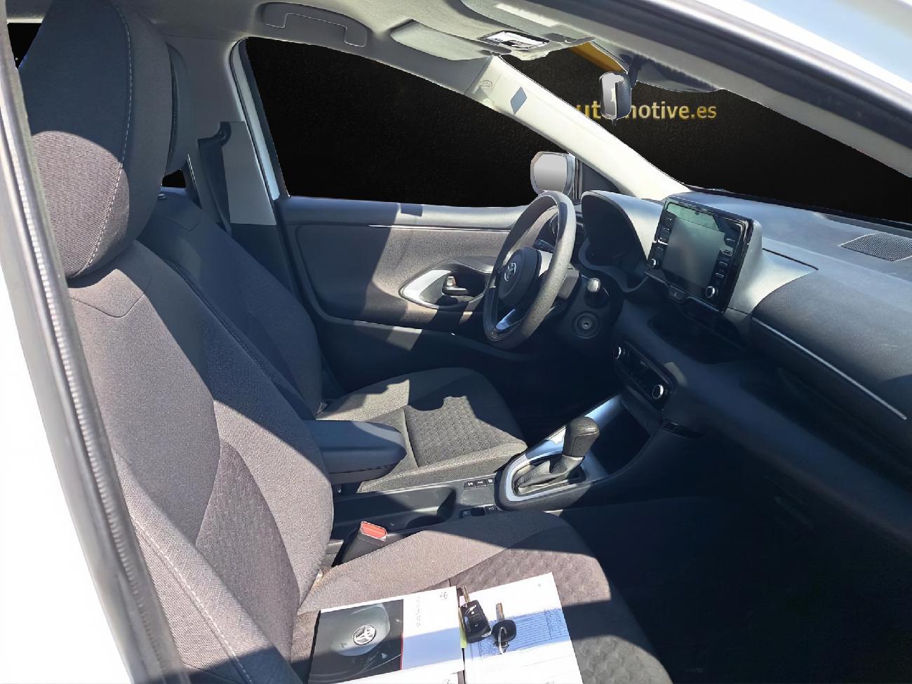 2022 Toyota Yaris Yaris 1.5 120H Business Plus coche de segunda mano