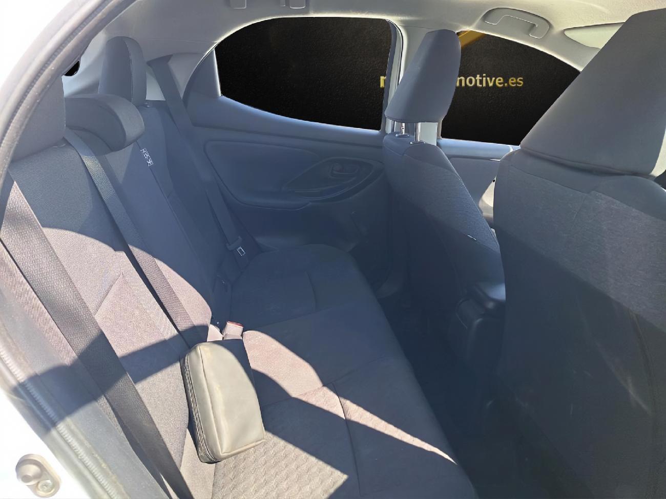 2022 Toyota Yaris Yaris 1.5 120H Business Plus coche de segunda mano