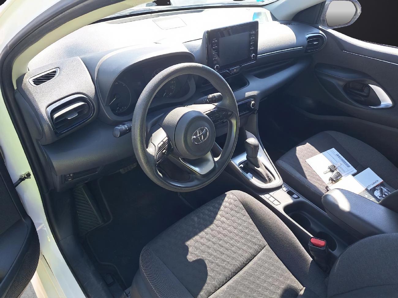 2022 Toyota Yaris Yaris 1.5 120H Business Plus coche de segunda mano
