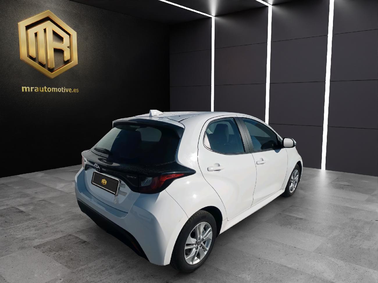 2024 Toyota Yaris Yaris 1.5 120H Business Plus coche de segunda mano