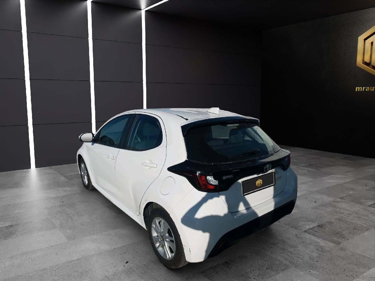 2024 Toyota Yaris Yaris 1.5 120H Business Plus coche de segunda mano